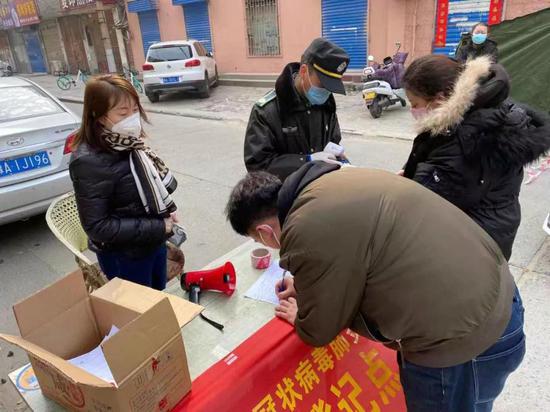 （2月1日，金水区双改工作领导小组办公室田华在大石桥办事处石桥社区疫情排查登记点工作）