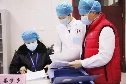 （荥阳市人民医院质控办主任丁恒工作在防控救治一线）