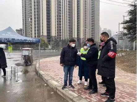 （荥阳市产业集聚区服务中心主任丁宁宁在设卡排查）