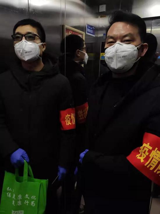 （惠济区人民法院副院长史百岭在惠济区建业一号城邦进行入户排查）