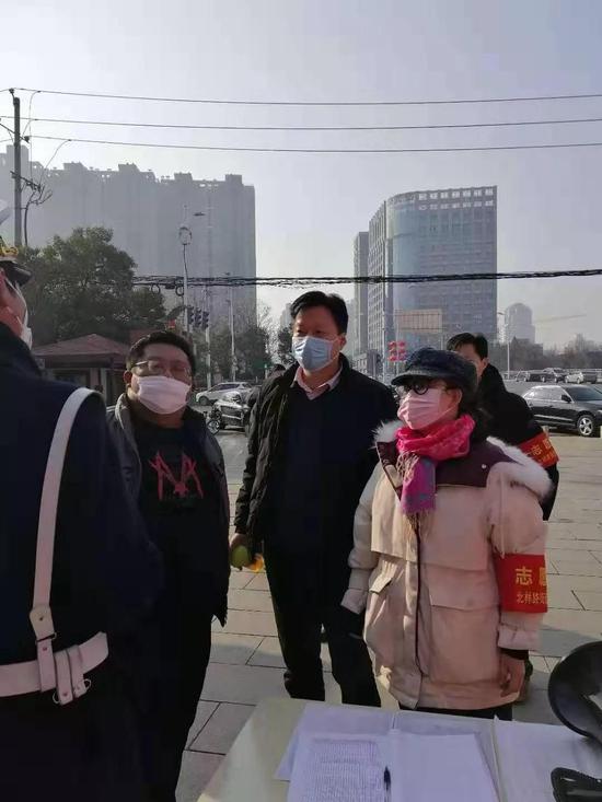 　（1月31日，金水区政府办公室李姗在鑫苑社区排查安保体检、车辆车牌及废弃口罩垃圾箱）