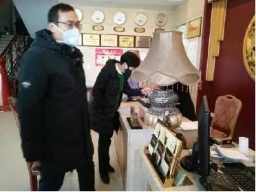 （荥阳市文化广电和旅游局副局长樊延朝在协调关闭电影院等公共聚焦场所）