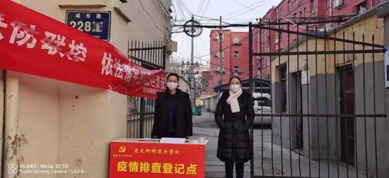 　（1月31日，管城区检察院未检办主任田丽静在东大街街道东关南里社区设卡排查疫情）