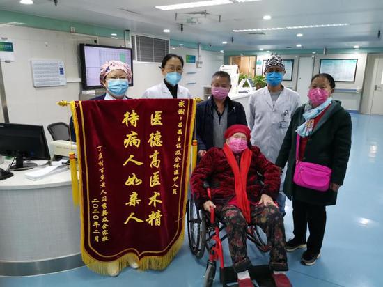 （社员吕晶带领医护团队坚守岗位）