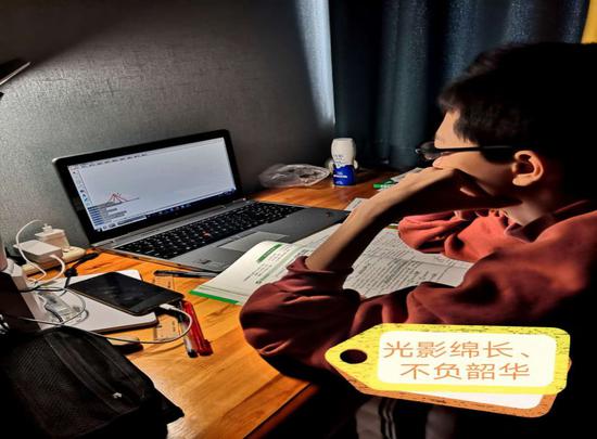 　（社员杜琼颖孩子书桌前学习留影）